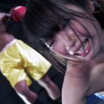 YUNIが苑田あゆりをサンドバッグ扱い