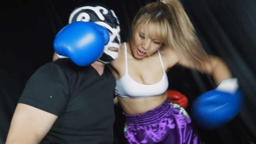 永瀬愛菜が屈強な男をサンドバッグ扱い