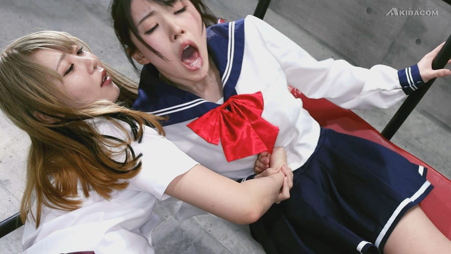 皆月ひかると涼花くるみが腹パンチの打ち合い